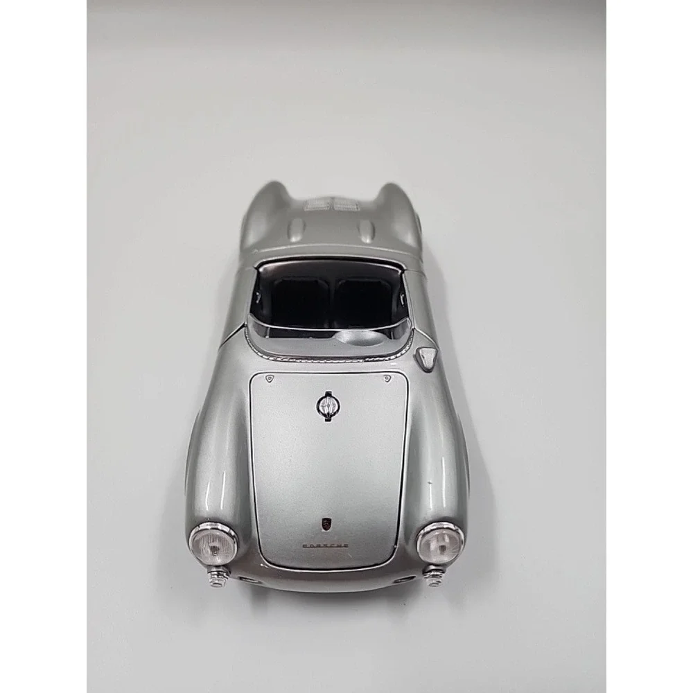 Maisto Porsche 550 A Spyder Silver Diecast Model Car 1/18 Scale 12040